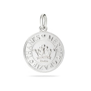 Ciondolo moneta in argento 925, dettaglio finitura lucida e forma rotonda classica.